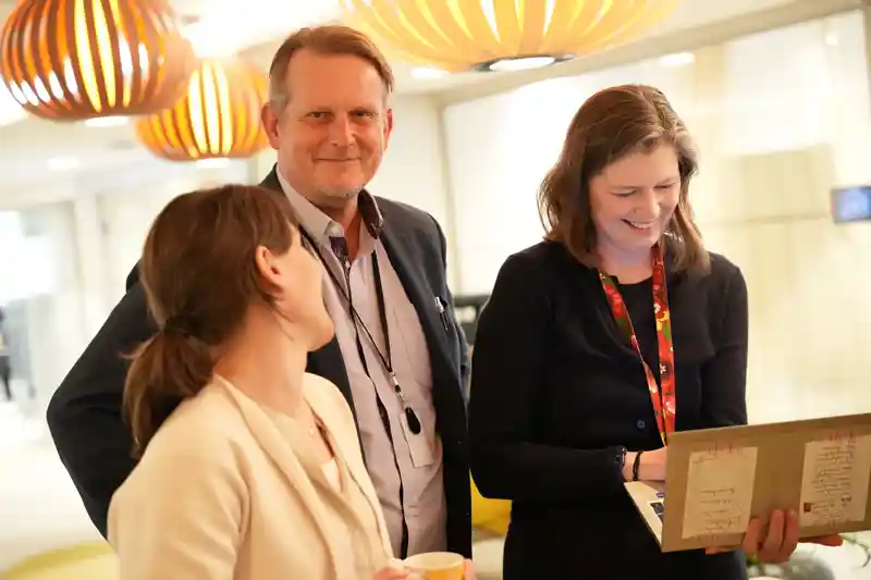 En grupp människor som står runt varandra.