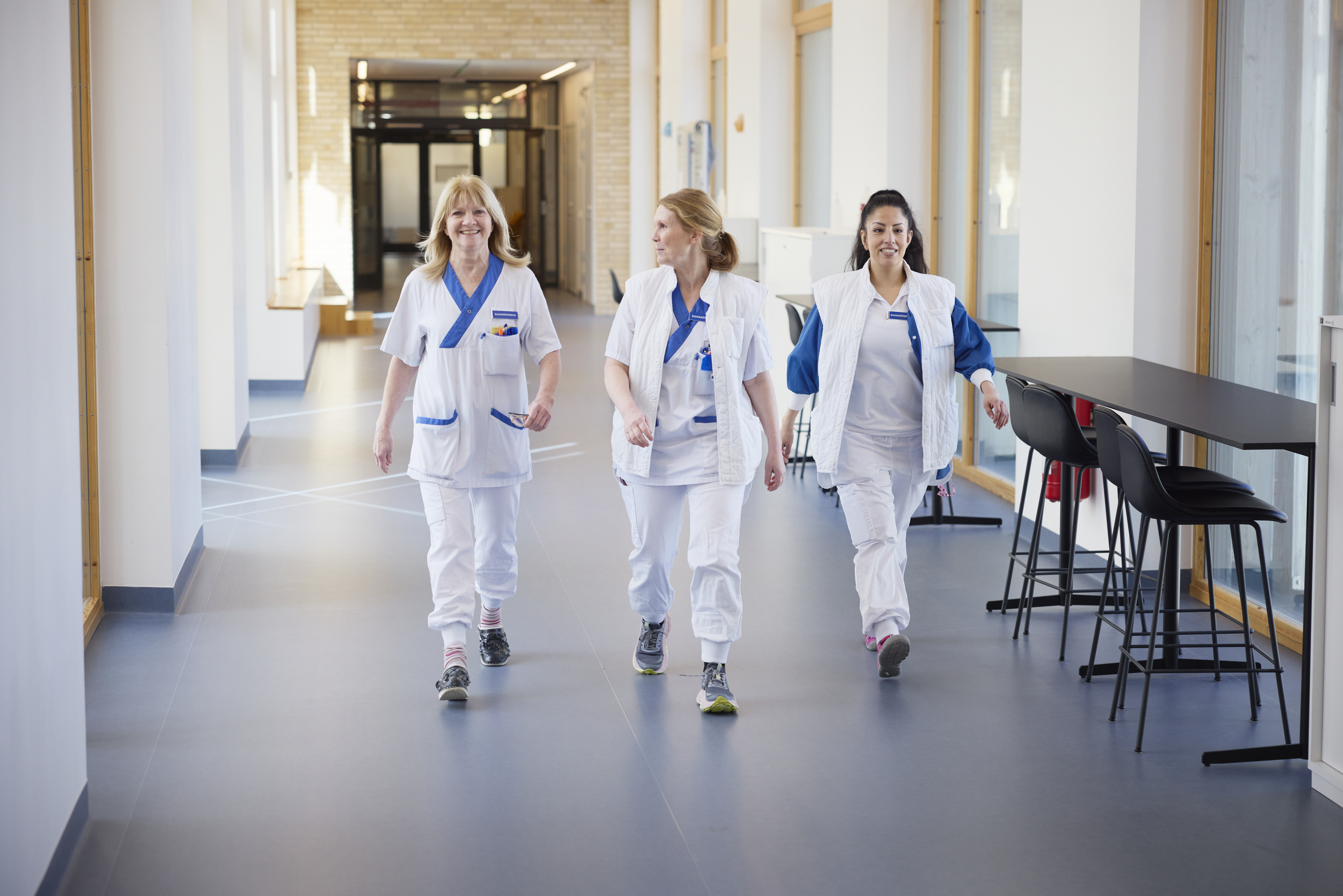 Vårdpersonal går i byggnad